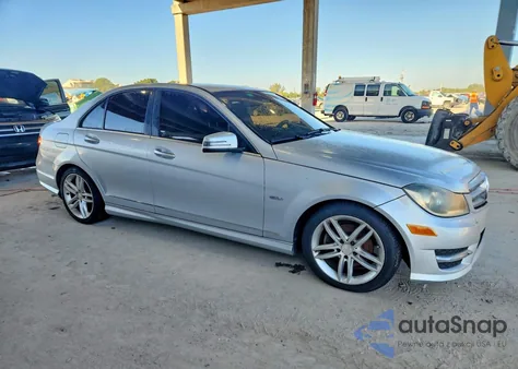 2012 Mercedes-Benz C 250 z USA, uszkodzony, nr VIN WDDGF4HB2CR238092